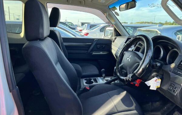 2016 MITSUBISHI PAJERO - Image 4