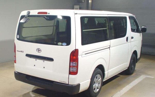 2015 TOYOTA REGIUSACE - Image 2