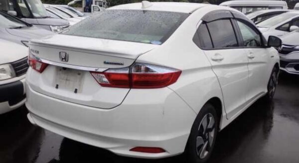 2017 Honda Grace - Image 2
