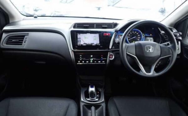 2017 Honda Grace - Image 3